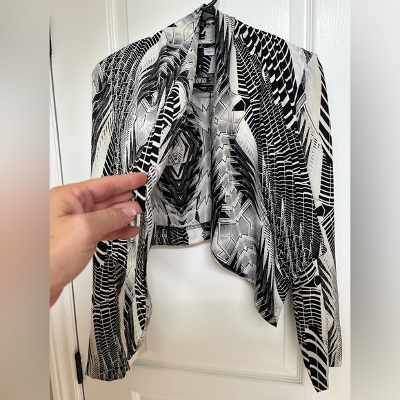 H&M Bolero Blazer-high-low-small shoulder pads-flowy open front-size 2 US-print - Picture 6 of 8